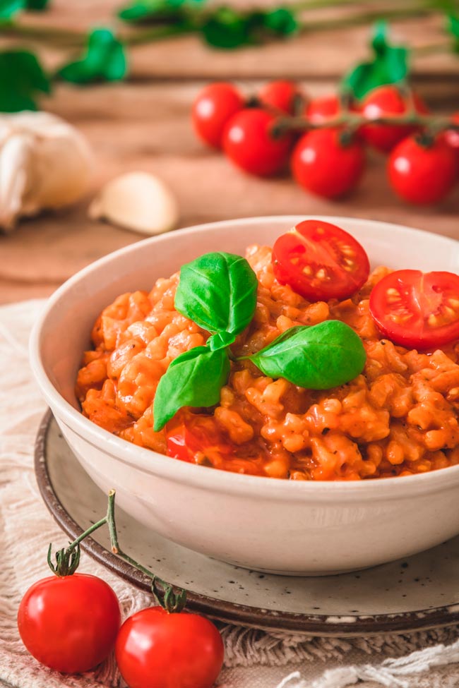 Aprenda a fazer arroz de tomate malandrinho. Nunca falha! Aprenda uma receita infalível para preparar este arroz com uma textura irresistível. arroz de tomate malandrinho