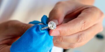 Aprenda a limpar as joias de ouro e prata como um profissional