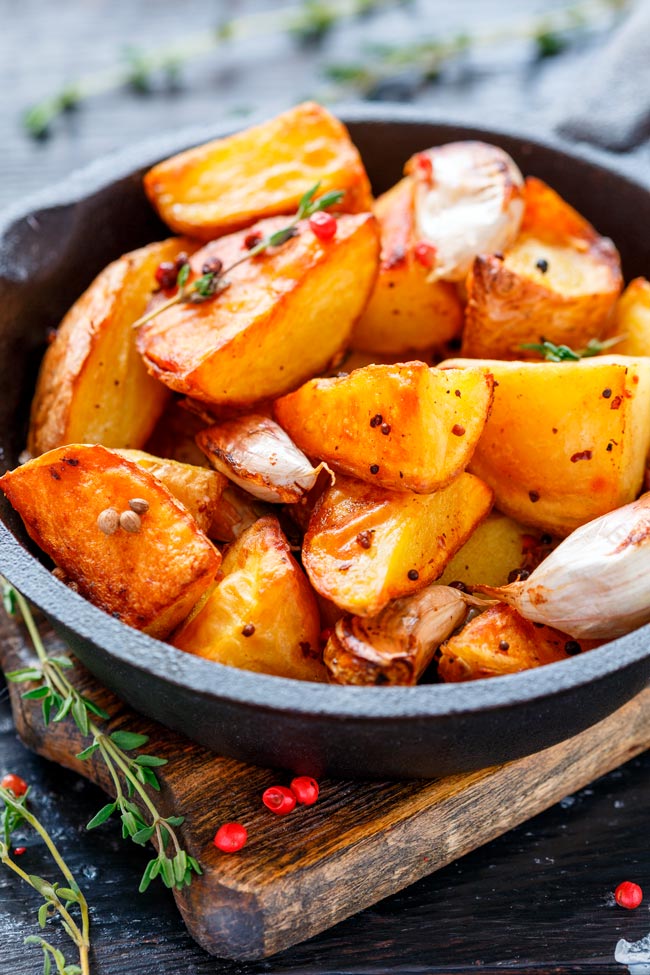 Batatas assadas douradas, crocantes, irresistíveis! São douradas, são crocantes por fora, são tenras por dentro e são deliciosas!