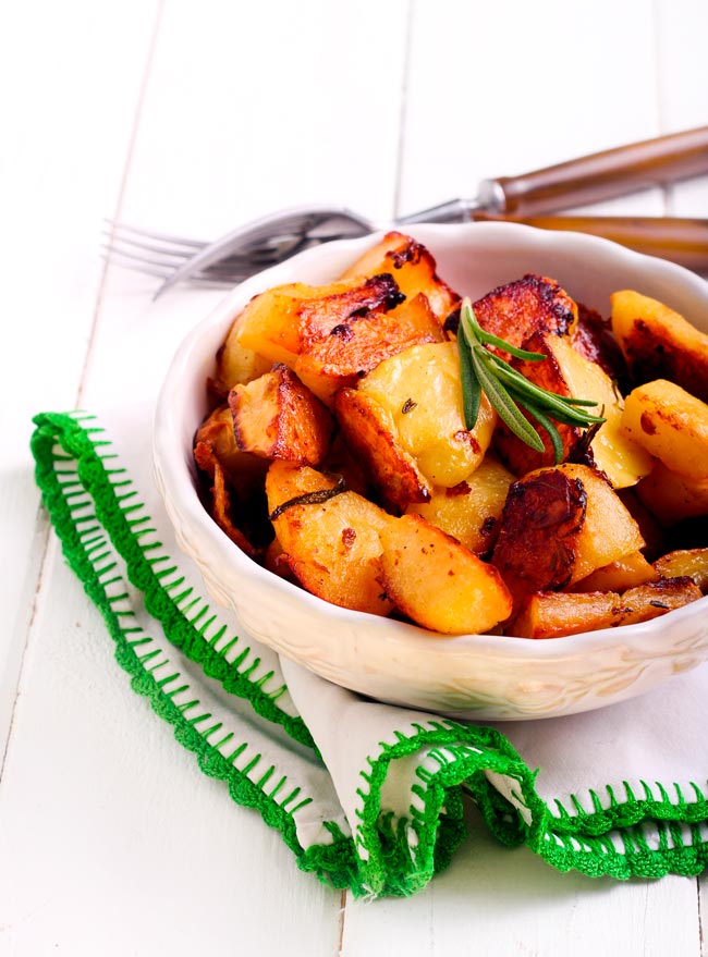Batatas assadas douradas, crocantes, irresistíveis! São douradas, são crocantes por fora, são tenras por dentro e são deliciosas!