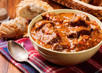 É uma ótima opção para um jantar em família ou para uma refeição especial com amigos. Carne guisada