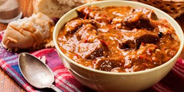 É uma ótima opção para um jantar em família ou para uma refeição especial com amigos. Carne guisada