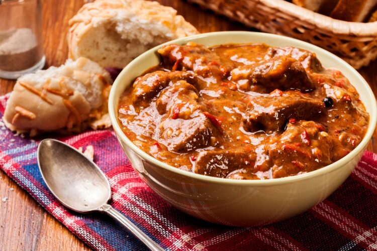É uma ótima opção para um jantar em família ou para uma refeição especial com amigos. Carne guisada