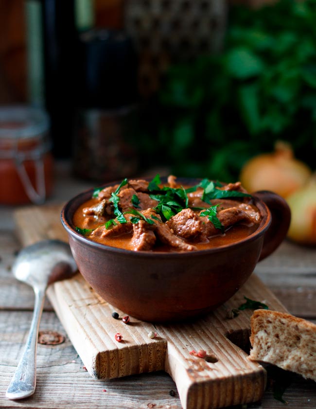 Carne guisada com pimentos: um prato cheio de sabor! É uma ótima opção para um jantar em família ou para uma refeição especial com amigos. Carne guisada