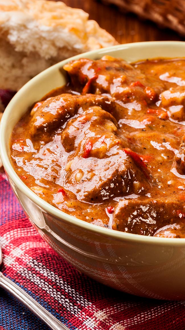 Carne guisada com pimentos: um prato cheio de sabor! É uma ótima opção para um jantar em família ou para uma refeição especial com amigos. Carne guisada