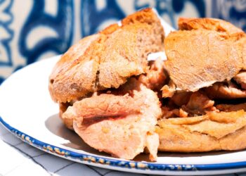 Quer no pão, quer no prato, as bifanas são uma iguaria típica portuguesa que todos adoram!