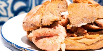 Quer no pão, quer no prato, as bifanas são uma iguaria típica portuguesa que todos adoram!