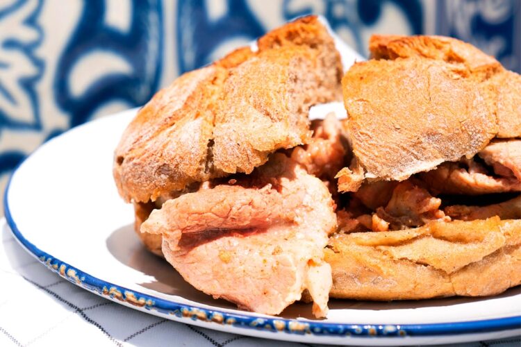 Quer no pão, quer no prato, as bifanas são uma iguaria típica portuguesa que todos adoram!
