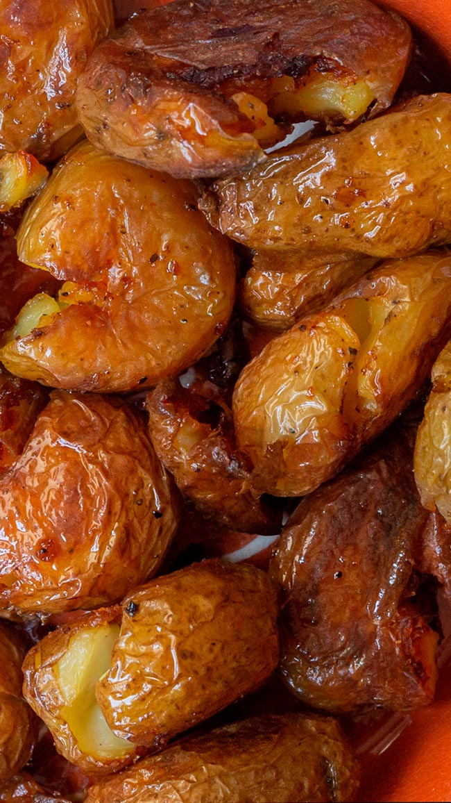 Como fazer batatas a murro com azeite Uma refeição modesta transformada numa verdadeira iguaria.