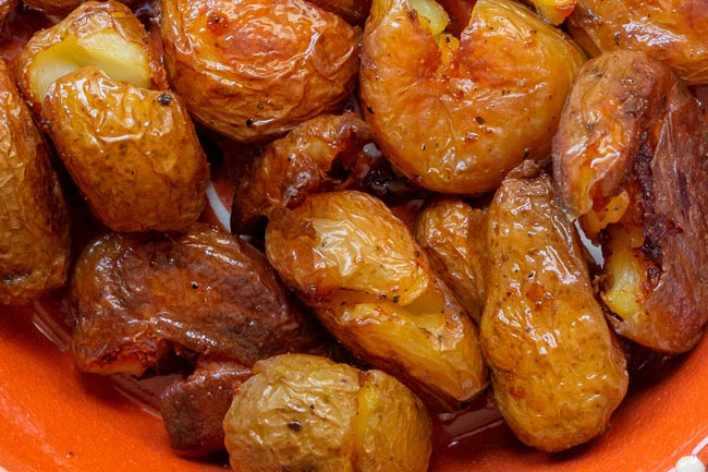 Como fazer batatas a murro com azeite Uma refeição modesta transformada numa verdadeira iguaria.
