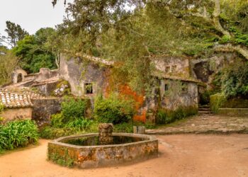 O convento dos Capuchos impressiona todos quantos ali se deslocam.