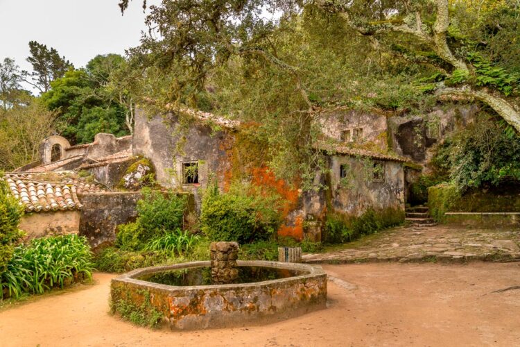 O convento dos Capuchos impressiona todos quantos ali se deslocam.