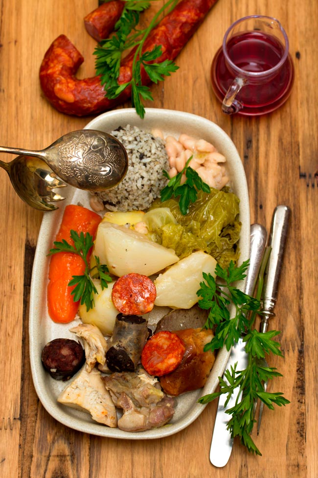 Cozido à Portuguesa tradicional, um festival de sabores Uma delícia inigualável numa receita cheia de história e tradição. Cozido à Portuguesa tradicional
