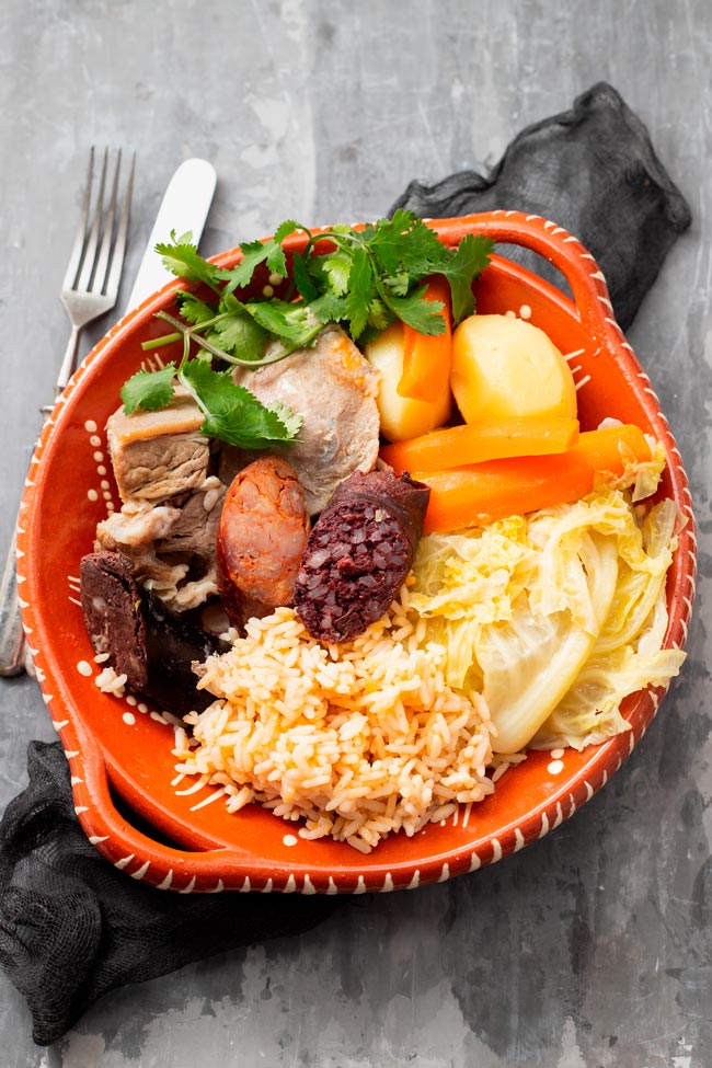 Cozido à Portuguesa tradicional, um festival de sabores Uma delícia inigualável numa receita cheia de história e tradição. Cozido à Portuguesa tradicional
