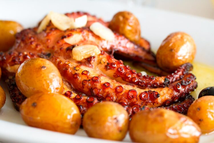 Leve a tradição portuguesa para a mesa com dicas que realçam o sabor deste maravilhoso prato!