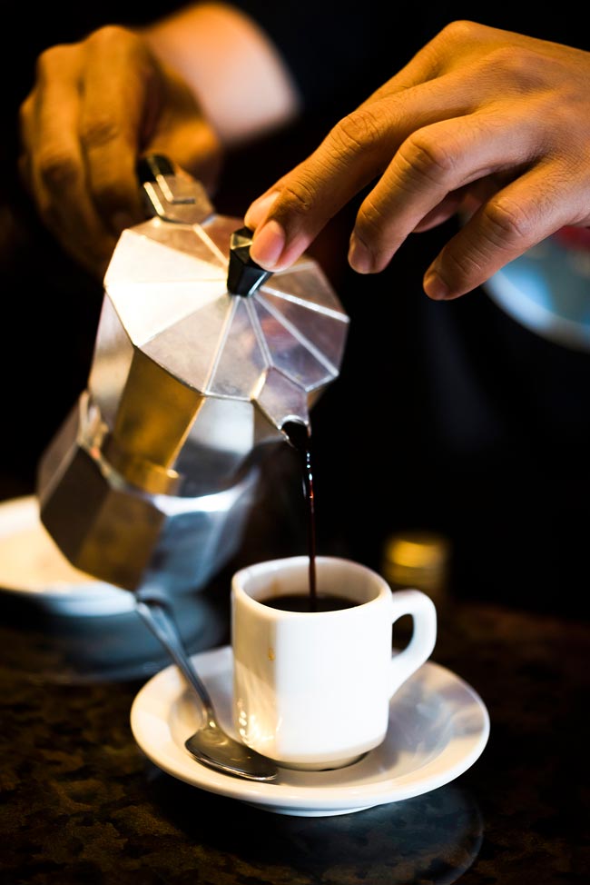 Expresso ou café de saco: qual a melhor opção? O dilema entre o expresso e o café de saco fica resolvido. Expresso ou café de saco