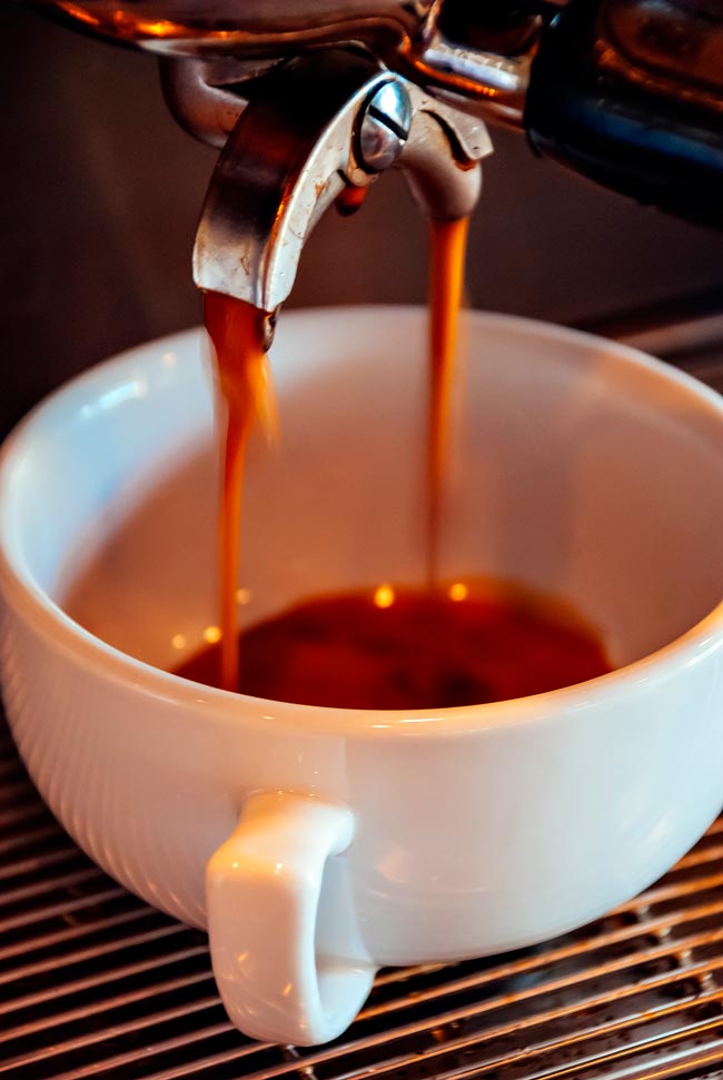 Expresso ou café de saco: qual a melhor opção? O dilema entre o expresso e o café de saco fica resolvido. Expresso ou café de saco