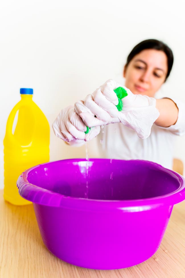 Limpeza com lixívia: como usar e evitar acidentes Descubra como ela pode ser a sua aliada poderosa na limpeza doméstica.