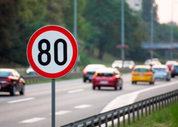 Desde as infrações leves até às muito graves, conheça os valores e as penalizações associadas a cada uma. Multas por excesso de velocidade.