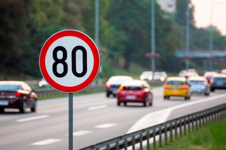 Desde as infrações leves até às muito graves, conheça os valores e as penalizações associadas a cada uma. Multas por excesso de velocidade.