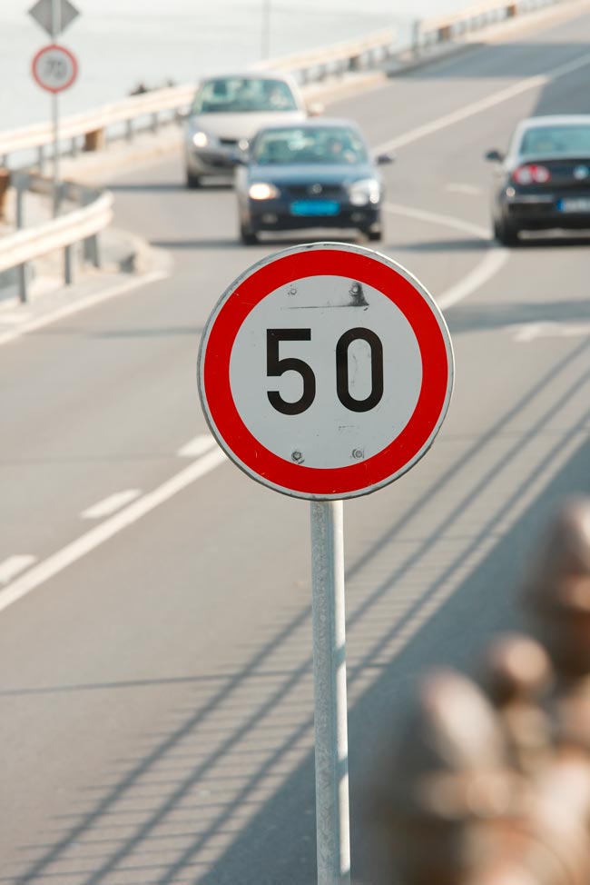 Multas por excesso de velocidade: quanto custam em Portugal? Desde as infrações leves até às muito graves, conheça os valores e as penalizações associadas a cada uma. Multas por excesso de velocidade.