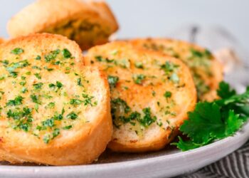 A entrada perfeita para acompanhar qualquer refeição. Pão de Alho caseiro