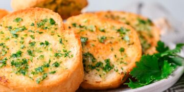 A entrada perfeita para acompanhar qualquer refeição. Pão de Alho caseiro
