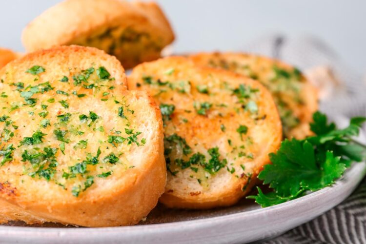 Pão de Alho caseiro no forno fácil de fazer A entrada perfeita para acompanhar qualquer refeição. Pão de Alho caseiro