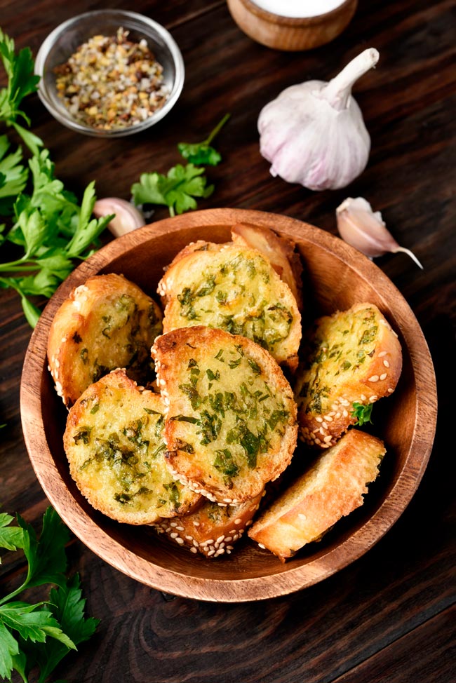 Pão de Alho caseiro no forno fácil de fazer A entrada perfeita para acompanhar qualquer refeição. Pão de Alho caseiro