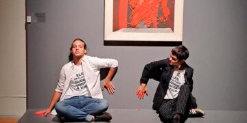 Ativistas ambientais atacam obra de Picasso no Centro Cultural de Belém em Lisboa!