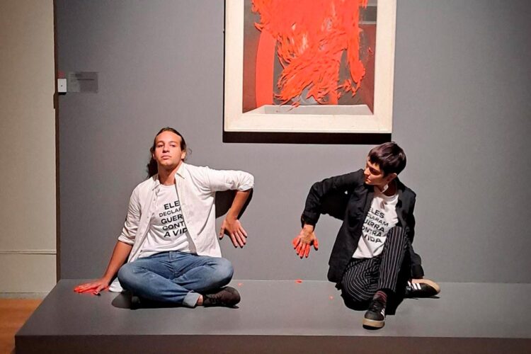 Picasso vandalizado com tinta vermelha no CCB em Lisboa Ativistas ambientais atacam obra de Picasso no Centro Cultural de Belém em Lisboa!