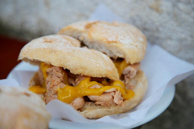 Como fazer as melhores bifanas portuguesas Quer no pão, quer no prato, as bifanas são uma iguaria típica portuguesa que todos adoram!