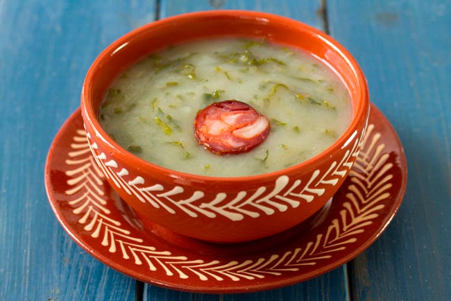 3 receitas de Caldo Verde: a sopa portuguesa que conquista corações Uma sopa reconfortante que aquece o corpo e a alma. receitas de Caldo Verde