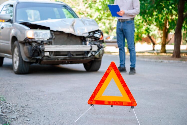 Saiba como atuar em caso de acidente rodoviário Esteja preparado para lidar com um acidente rodoviário de forma eficaz e segura.