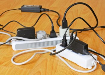 Técnicas simples e inteligentes para lidar com a gestão dos fios irritantes. esconder fios elétricos