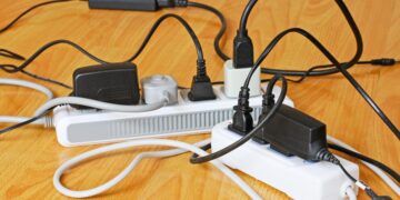 Técnicas simples e inteligentes para lidar com a gestão dos fios irritantes. esconder fios elétricos