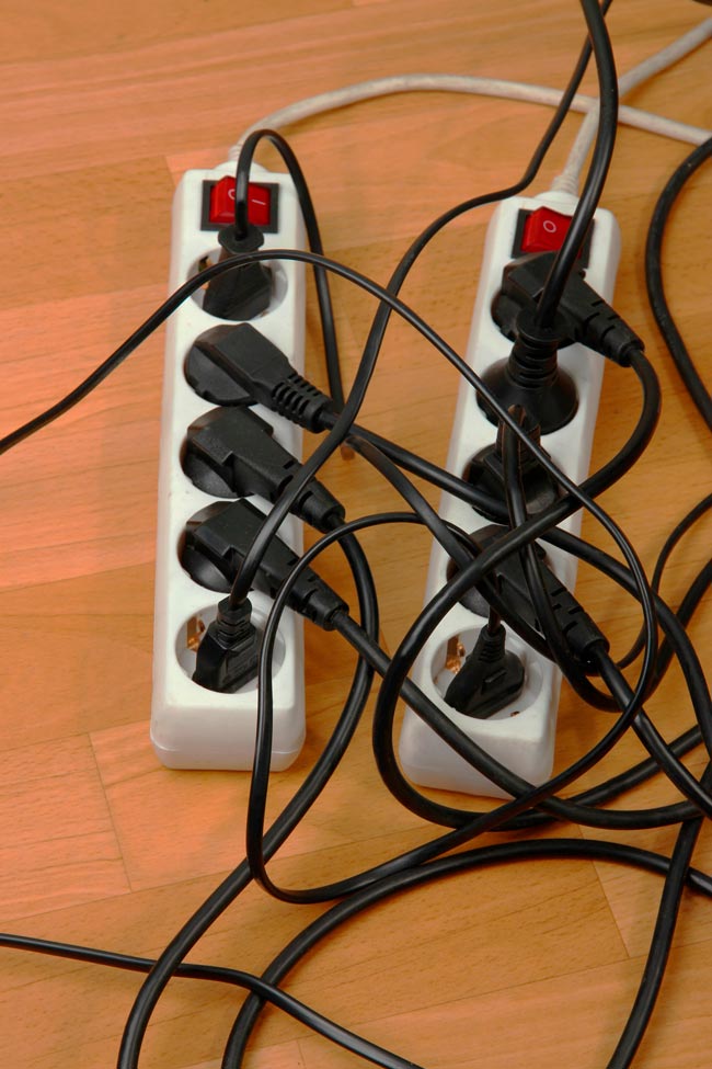 Saiba como esconder fios elétricos com 6 truques eficazes Técnicas simples e inteligentes para lidar com a gestão dos fios irritantes. esconder fios elétricos