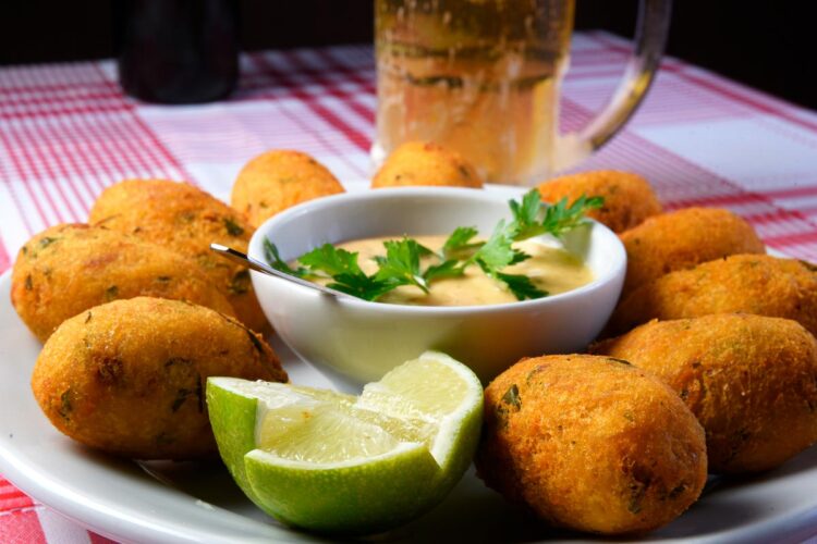 Como fazer pastéis de bacalhau fofinhos e irresistíveis Como fazer pastéis de bacalhau fofinhos e irresistíveis