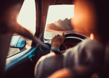 Conduzir com uma mão: 10 erros que pode estar a cometer