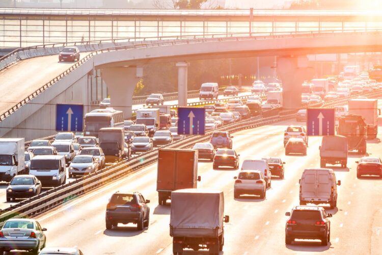 Automóveis: conduzir na via do meio pode custar-lhe mais do que imagina!