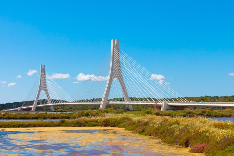 7 das mais bonitas estradas portuguesas Portugal é abençoado com paisagens deslumbrantes e as suas estradas oferecem algumas das vistas mais espetaculares do país.