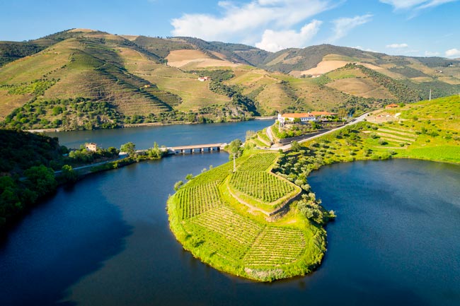 7 das mais bonitas estradas portuguesas Portugal é abençoado com paisagens deslumbrantes e as suas estradas oferecem algumas das vistas mais espetaculares do país.