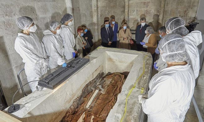 A descoberta e recuperação da espada do Rei D. Dinis Um acontecimento histórico que suscita fascínio e admiração. Veja as imagens!