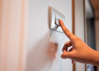 Veja como tomar as rédeas do seu consumo de energia e economizar mensalmente!