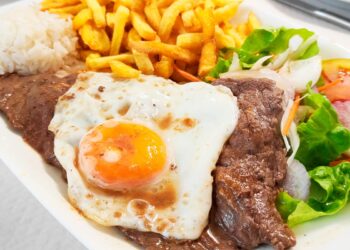 Simples, delicioso e eternamente apreciado, o bitoque com ovo a cavalo é um ícone gastronómico em Portugal.