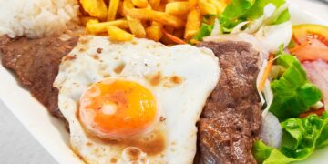 Simples, delicioso e eternamente apreciado, o bitoque com ovo a cavalo é um ícone gastronómico em Portugal.