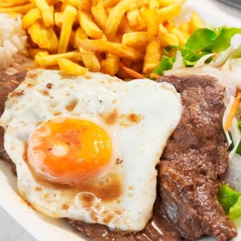 Simples, delicioso e eternamente apreciado, o bitoque com ovo a cavalo é um ícone gastronómico em Portugal.
