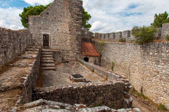 De norte a sul do país, explore connosco estes castelos que quase ninguém conhece. 12 castelos portugueses que muitos desconhecem