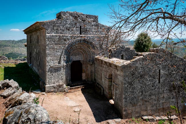 De norte a sul do país, explore connosco estes castelos que quase ninguém conhece. 12 castelos portugueses que muitos desconhecem