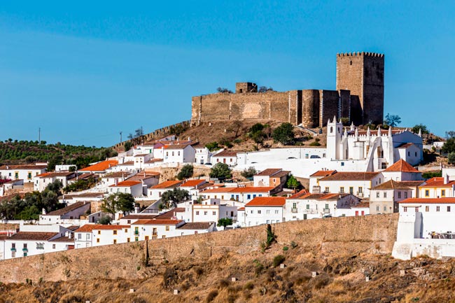 De norte a sul do país, explore connosco estes castelos que quase ninguém conhece. 12 castelos portugueses que muitos desconhecem